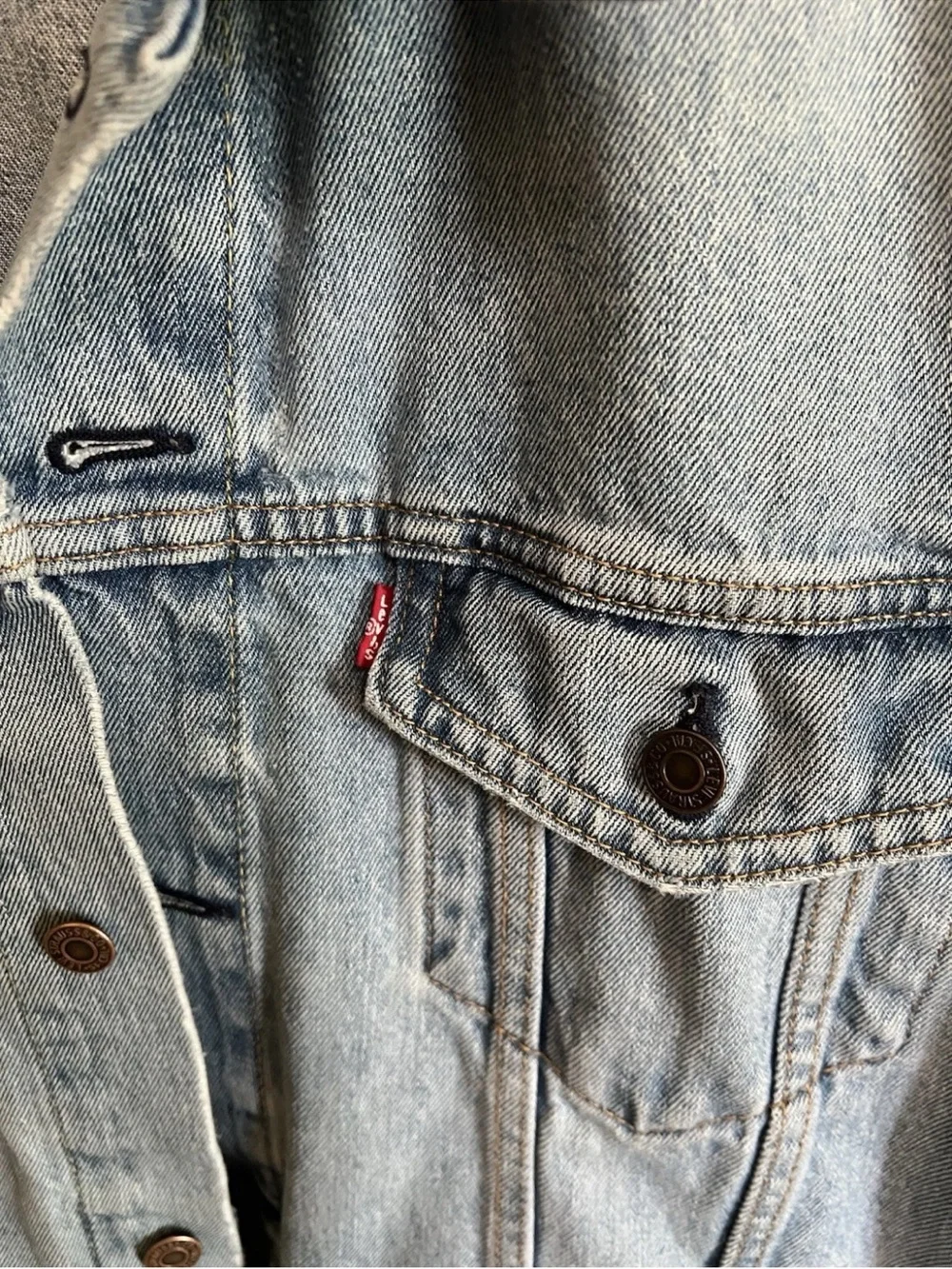 Levi’s Trucker Jacket 72334‑0131 Men’s XL • Soft Broken‑In Denim • Light Wash Fa
